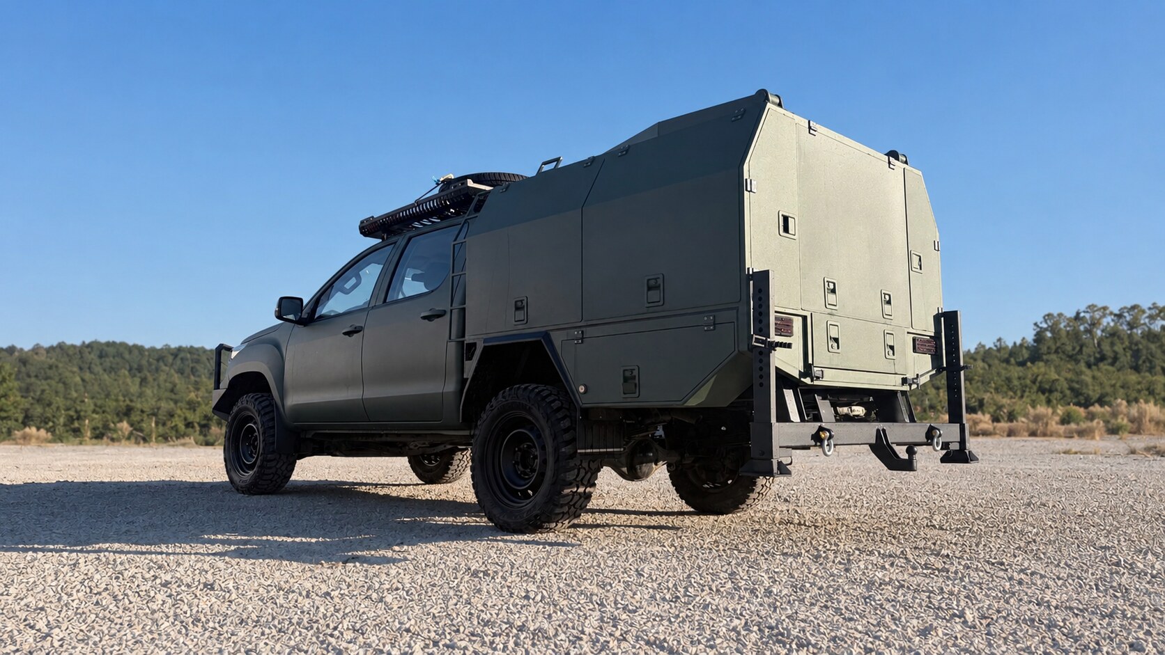 Задній ракурс автомобіля із закритим кунгом